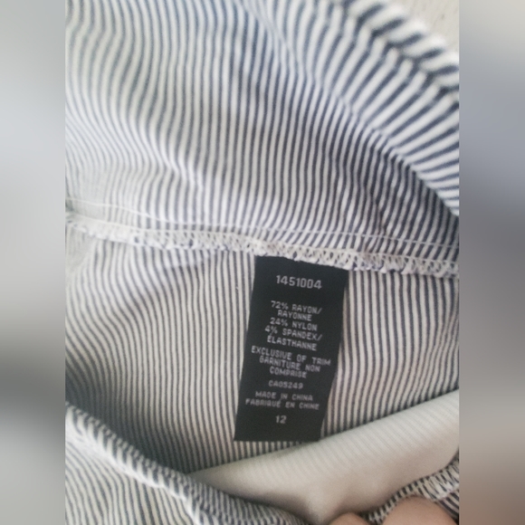 S.C. & CO. Beau bermudas rayé de couleur bleu-gris et blanc - Picture 6 of 8